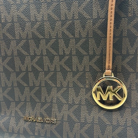 ✨NWT! Michael Kors Medium Walsh Tote in Brown Saffiano Leather. - Picture 6 of 11